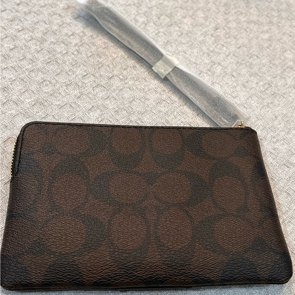 Gorgeous, NWT, black/brown COACH Signature “C” PVC Leather corner zip wristlet - Picture 3 of 15